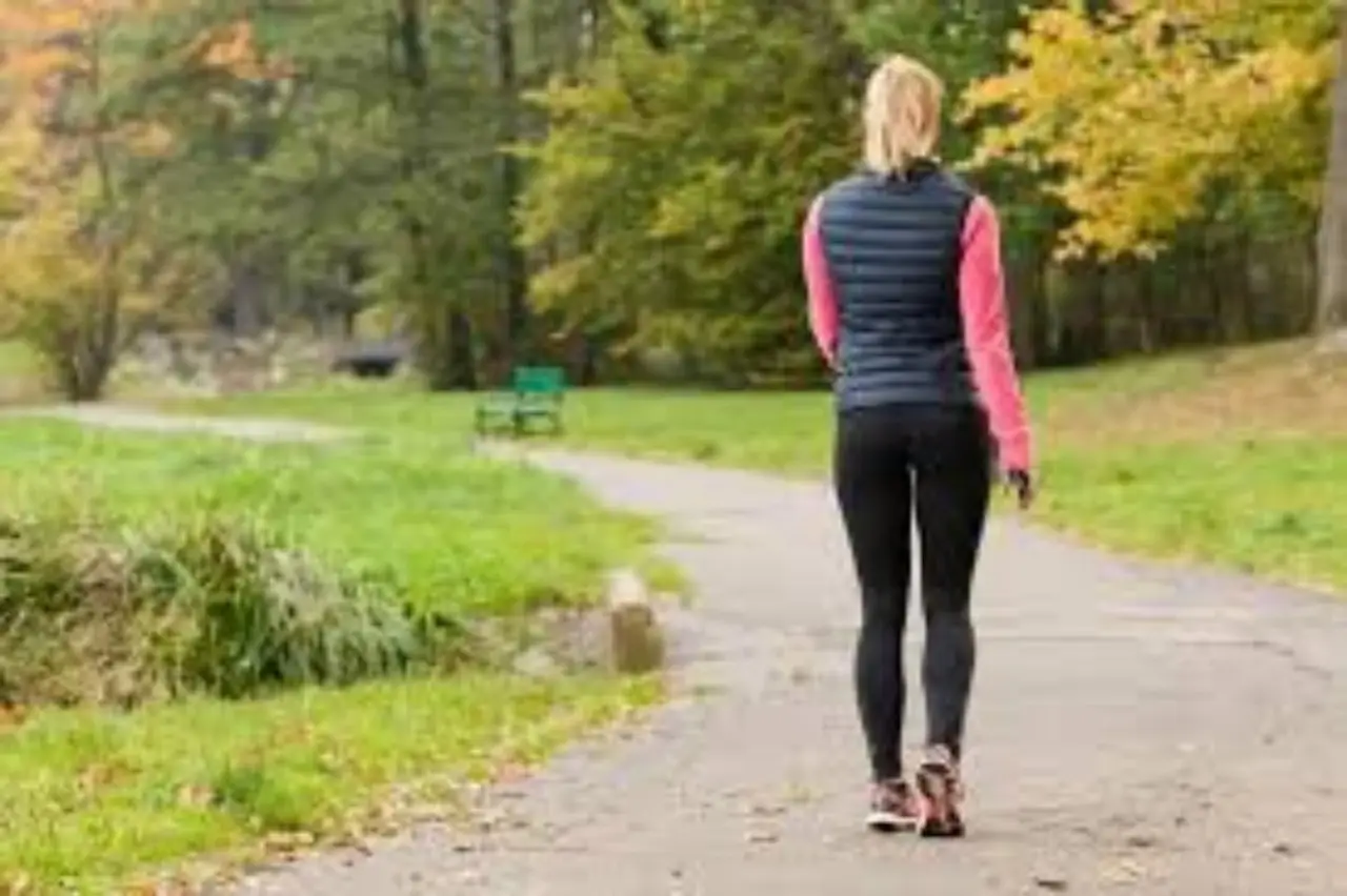 La camminata “metabolica”: come trasformare una semplice passeggiata in un potente allenamento brucia calorie