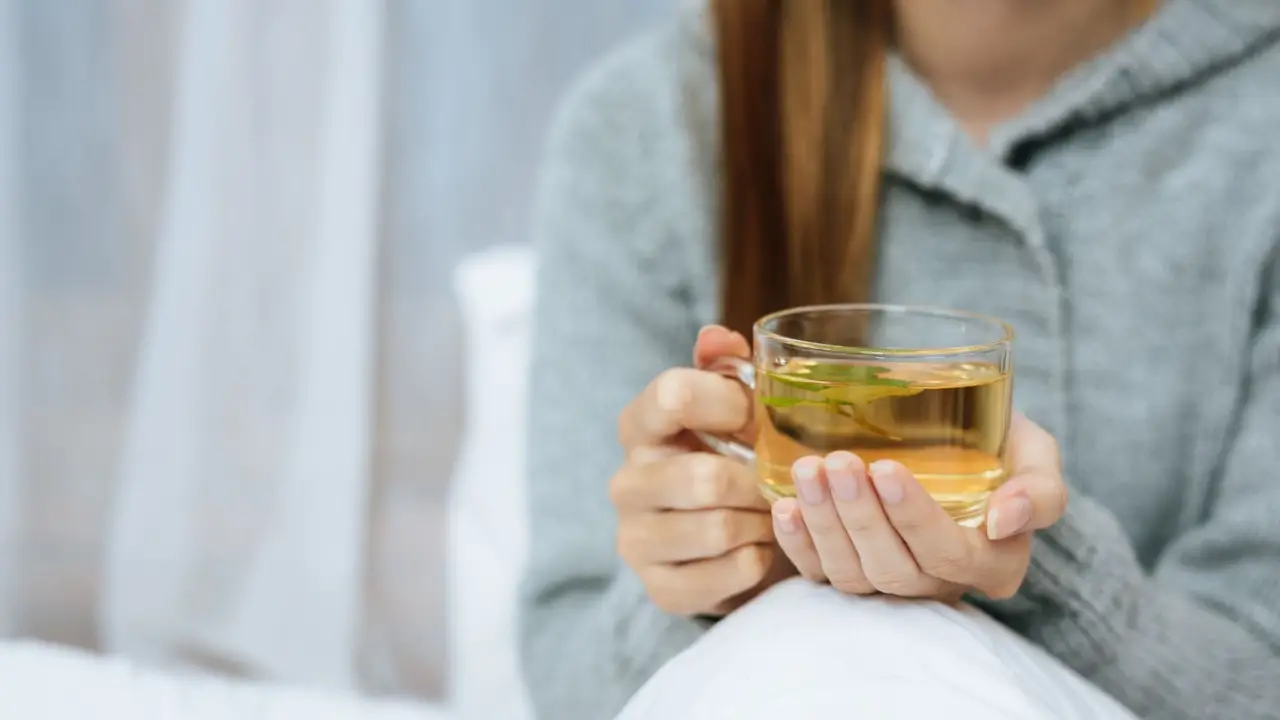 Basta con le tisane della buonanotte: la bevanda “d’oro” che concilia il sonno e sfiamma le articolazioni