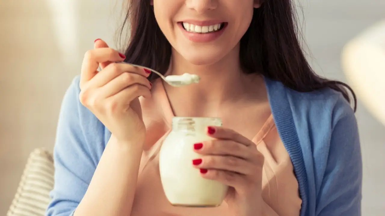 Mangiare yogurt ogni sera: ecco l’effetto sorprendente su intestino e sonno
